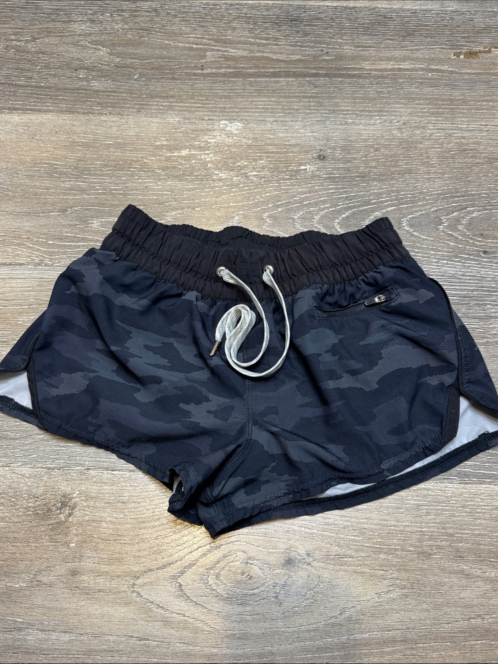 Vuori Black Camo Athletic Shorts with Drawcord AZ1357
